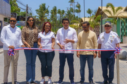 Ministro David Collado inaugura la reparación de la calle Francisco Caamaño Deñó, en Las Terrenas
