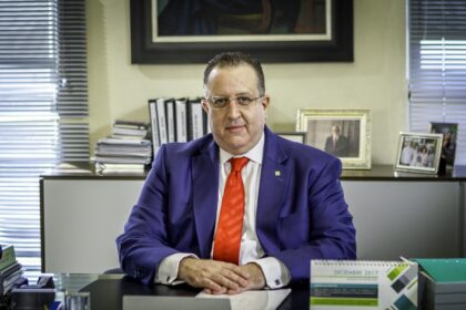 Magín J. Díaz es designado ministro de Hacienda; inició su carrera en el servicio público en el gobierno 2000-2004
