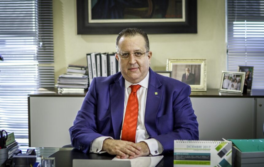 Magín J. Díaz es designado ministro de Hacienda; inició su carrera en el servicio público en el gobierno 2000-2004