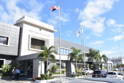 Presidente Abinader promulga ley que dispone fusión del Ministerio de Hacienda y el Ministerio de Economía