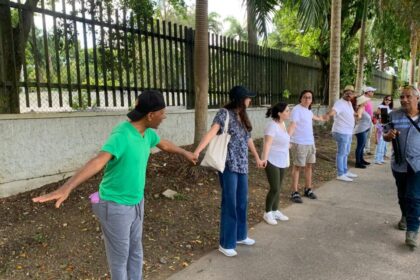 Inician con una cadena la protesta pacífica para defender el Jardín Botánico Nacional