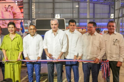 Presidente Abinader y Eduardo Sanz Lovatón inauguran en el AILA nueva terminal courier para manejo de mercancía comprada por internet