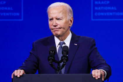 Así es la vida de Biden acosado por el mayor escándalo político en la historia de EE.UU.