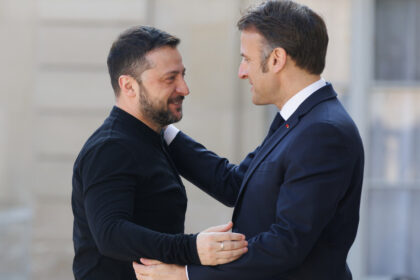 'Influencer' demandada por Macron dice que él "es como Zelenski" controlado por "alguien en la sombra"