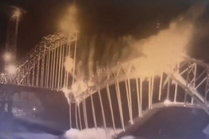 VIDEO: Momento en el que un puente ferroviario se derrumba y cae a un río en China