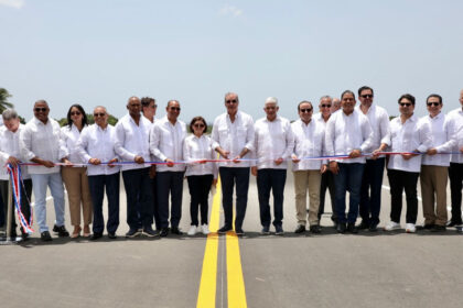 Abinader inaugura circunvalación de Baní: 19.8 kilómetros que conectan el sur del país y acortan distancia, además de ahorrar tiempo y combustible