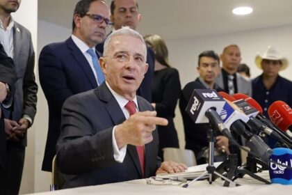 Condenan a Álvaro Uribe a 12 años de prisión domiciliaria por soborno y fraude