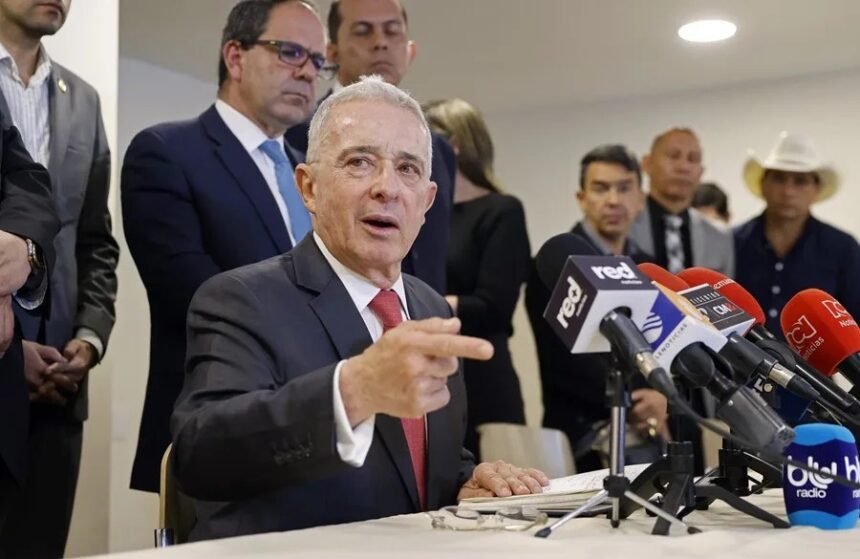 Condenan a Álvaro Uribe a 12 años de prisión domiciliaria por soborno y fraude