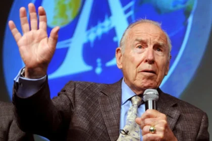 Muere astronauta Jim Lovell, comandante de la fallida misión Apolo 13