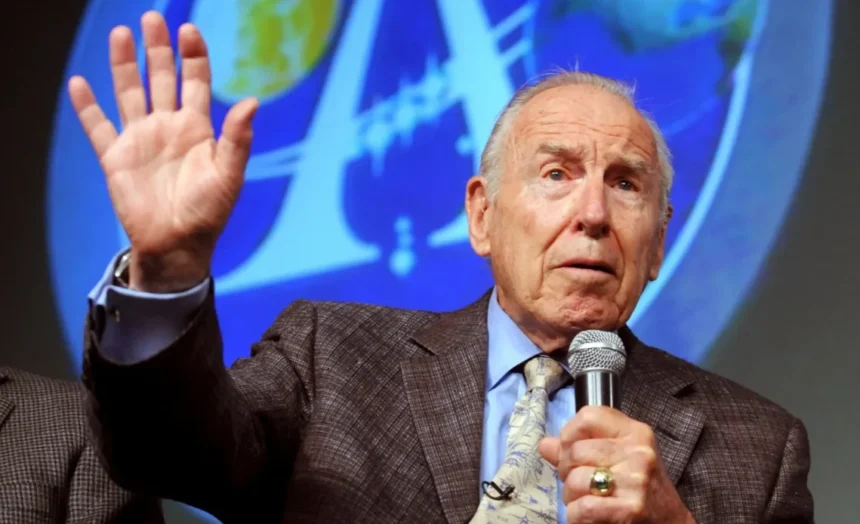 Muere astronauta Jim Lovell, comandante de la fallida misión Apolo 13