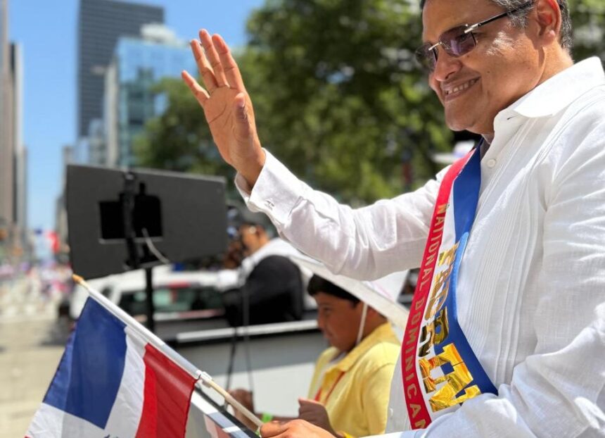 Juan Manuel Méndez es homenajeado en el Desfile Dominicano de NY por sus años de servicio