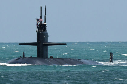 Trump afirma que recientemente envió "uno o dos submarinos" hacia la costa rusa