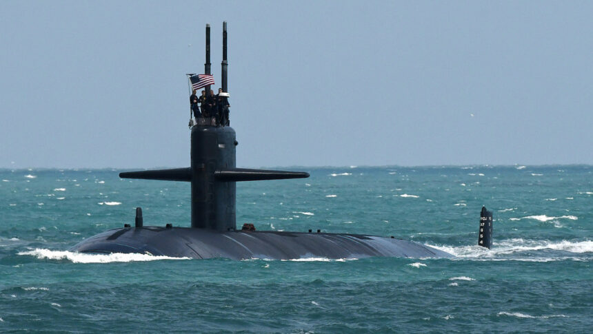 Trump afirma que recientemente envió "uno o dos submarinos" hacia la costa rusa