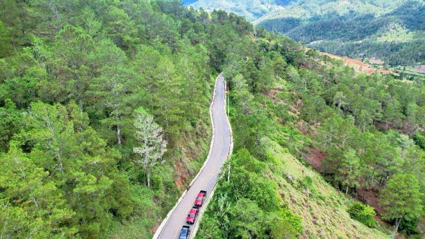 Abinader entrega carretera en Constanza hacia el Salto de Aguas Blanca