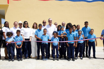 Con la entrega de 70 viviendas, presidente Abinader transforma la vida de familias desalojadas en el sector Kosovo de Imbert