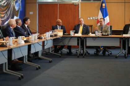 Valdez Albizu pronostica recuperación gradual de economía durante reunión con líderes bancarios