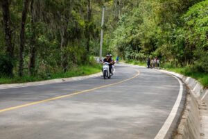 Abinader entrega carretera en Constanza hacia el Salto de Aguas Blanca