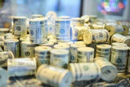 El dólar sufre una caída en las reservas globales no vista en 30 años