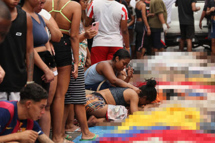 FUERTES IMÁGENES: Vecinos cargan decenas de cadáveres del letal operativo en Río de Janeiro