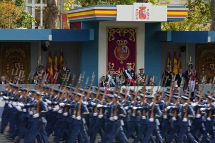 Los ciudadanos arropan a las Fuerzas Armadas en un desfile con menos aviones por las nubes