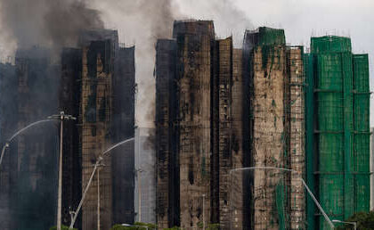 Esto es lo que queda de los rascacielos devorados por el incendio en Hong Kong (VIDEO)
