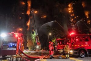 Fuera de Serie: Ascienden a 55 los muertos y 279 desaparecidos en el peor incendio de Hong Kong en 30 años, ya «bajo control total»