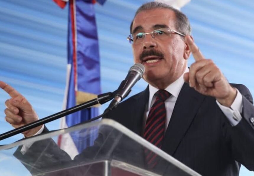 Danilo critica alto costo de la vida y bajos salarios