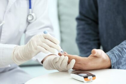 La diabetes también puede dañar los vasos sanguíneos y causar riesgo cardíaco