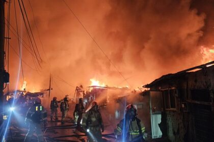 Gran incendio en un icónico barrio de Seúl (FOTOS, VIDEOS)
