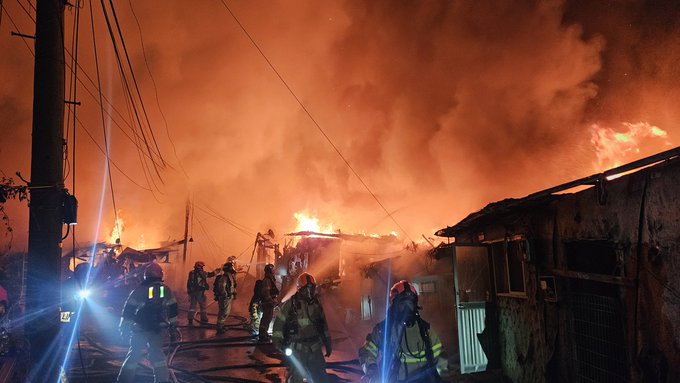 Gran incendio en un icónico barrio de Seúl (FOTOS, VIDEOS)