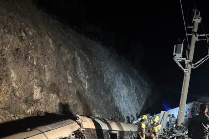 Más de 20 muertos y decenas de heridos tras descarrilar dos trenes de alta velocidad en España (VIDEOS, FOTOS)