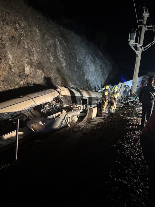 Más de 20 muertos y decenas de heridos tras descarrilar dos trenes de alta velocidad en España (VIDEOS, FOTOS)