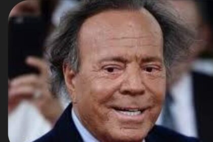 Julio Iglesias publica mensajes de ex empleadas que lo acusan de abuso sexual y niega los hechos