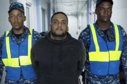 Se presenta a la policía “El Deportado”, acusado de atentado contra subdirectora del CCR Rafey en Santiago