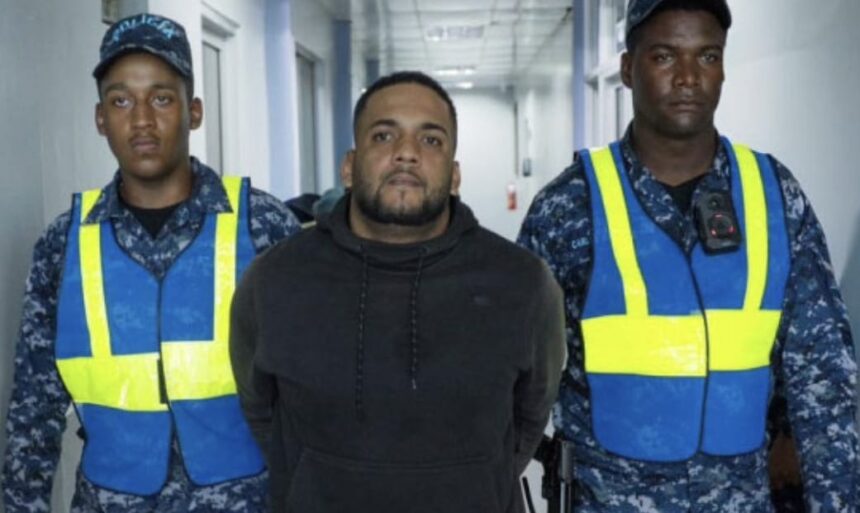 Se presenta a la policía “El Deportado”, acusado de atentado contra subdirectora del CCR Rafey en Santiago