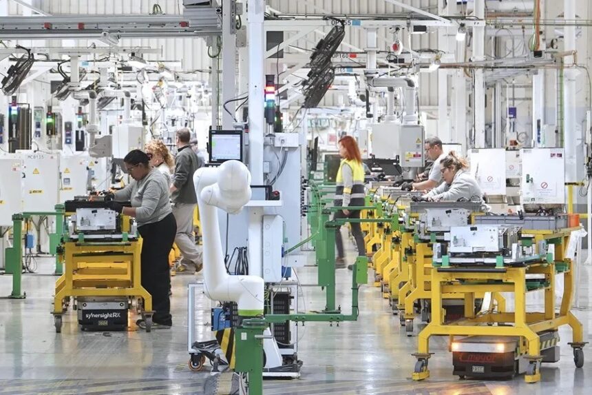 España suma 605.400 empleos en 2025 y el paro baja del 10 % por primera vez desde 2008