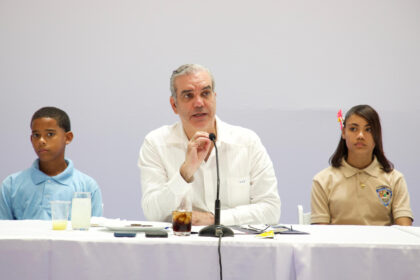 Presidente Abinader insta a jóvenes a estudiar carreras relacionadas con las ciencias y los idiomas que tienen una alta demanda nacional