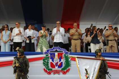 Presidente Abinader encabeza desfile militar con imponente demostración de capacidad y modernización de las fuerzas del orden