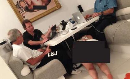 PERTURBADORA FOTO de Epstein y sus amigos con una mujer debajo de la mesa