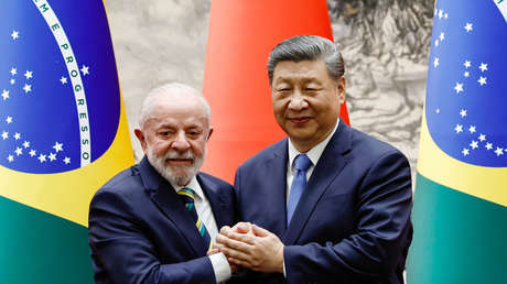 Mientras la política arancelarias de EE.UU. reconfigura el comercio mundial, el Gobierno del presidente de Brasil, Luiz Inácio Lula da Silva, ha puesto por primera vez sobre la mesa la posibilidad de jugada de largo plazo con China. Según refiere G1, funcionarios del Ejecutivo brasileño han abierto espacio para una negociación ampliada con Pekín, lo que representaría un cambio significativo en la mayor economía de Latinoamérica y una inédita apertura. Hasta ahora, el gigante suramericano ha vetado las negociaciones de esa envergadura con el alegato de proteger su industria nacional ante la potencia de la economía china. Sin embargo, la 'guerra comercial' abierta de manera unilateral por el presidente de EE.UU., Donald Trump, ha obligado a los servidores públicos a reconsiderar la posición. ¿Y ahora qué? De acuerdo al citado medio, ya hay señales en esa dirección. A principios de este mes, en la declaración conjunta que emitió el presidente de China, Xi Jingping, junto a su par de Uruguay, Yamandú Orsi, quedó asentada la posibilidad de abrir negociaciones de libre comercio entre el gigante asiático y Mercosur "lo antes posible". El presidente de Brasil, Luiz Inácio Lula da Silva.Ton Molina / NurPhoto / Gettyimages.ru En esa línea, los funcionarios consultados aseguraron que la opción es vista como plausible a largo plazo, no solo por el interés de las economías que conforman el bloque, sino por el peso que juegan los aranceles de EE.UU. para cambiar el estado actual del comercio mundial. No obstante, no hay una confirmación oficial por ninguna de las dos partes. "Necesitamos diversificar a nuestros socios", dijo el funcionario brasileño en condición de anonimato, tras asegurar que China no se cierra a pactar un acuerdo parcial que proteja ciertos sectores de la economía, a conveniencia de ambos socios. "Altamente complejo" Las limitaciones, de momento, son varias. La primera es que una negociación comercial debe ser abordada como un asunto "altamente complejo" por las obvias asimetrías entre las economías de Mercosur y China. Así, por ejemplo, considera que tendrían que plantearse asuntos como cuotas de importación, procedimientos aduaneros, seguridad y normas sanitarias, antes de poner sobre la mesa el tema de intercambio de bienes y servicios. Lo que parece claro para ambas fuentes que hay una nueva dinámica regional que exige volver a posicionar los marcos. China supera y desplaza al mayor exportador de autos a Brasil China supera y desplaza al mayor exportador de autos a Brasil "Las ideas que antes parecían completamente bloqueadas ahora pueden avanzar", aseveró Ignacio Bartesaghi, experto en política exterior de la Universidad Católica de Uruguay. "Hay una nueva dinámica regional en el comercio, impulsada principalmente por Trump", dijo. El segundo obstáculo es la postura diferenciada de los miembros del Mercosur, en algunos casos, en las antípodas políticas. El asunto no es menor, ya que ha ralentizado el avance de otros acuerdos comerciales, como el que se firmó recientemente con la Unión Europea (UE) después de décadas de negociaciones. Según el análisis del medio, el presidente de Paraguay, Santiago Peña, no es escéptico a China, pero sus relaciones con Taiwán podrían enturbiar el camino a un eventual pacto. Uruguay, con Orsi, ha abierto la puerta a estrechar los vínculos. Mientras tanto, la Argentina de Javier Milei juega a dos bandas: aunque por un lado está alineada a la política de Washington, que considera a Pekín como su rival en la región, también es beneficiaria de los préstamos que otorga a China, uno de sus principales compradores de rubros agrícolas. Brasil, por ahora, tiene el balón en su cancha.