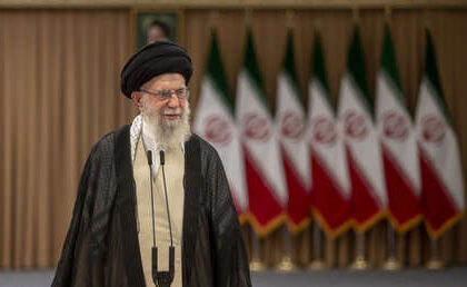 Axios: EE.UU. evalúa la opción de asesinar al líder supremo de Irán y a su hijo