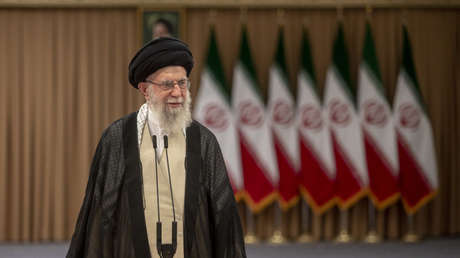 Axios: EE.UU. evalúa la opción de asesinar al líder supremo de Irán y a su hijo