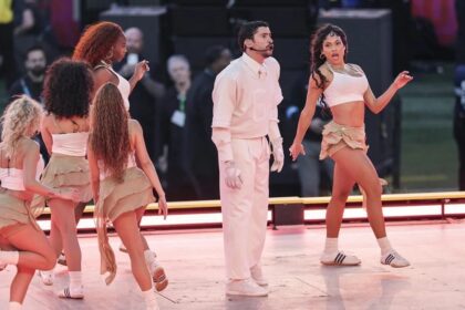 Congresistas republicanos piden multar y «encerrar» a Bad Bunny por sus «depravaciones» en el Super Bowl