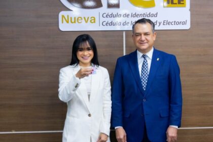 JCE continúa entregando la nueva cedula a partidos minoritarios
