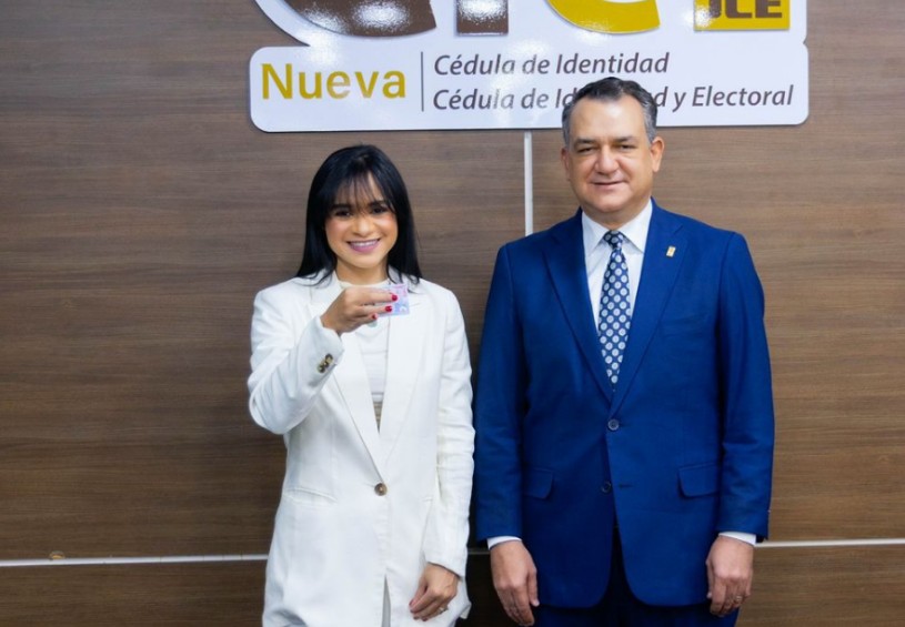JCE continúa entregando la nueva cedula a partidos minoritarios