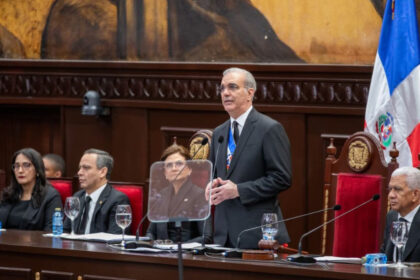 Presidente Abinader llama a fortalecer la democracia y construir una nación más justa