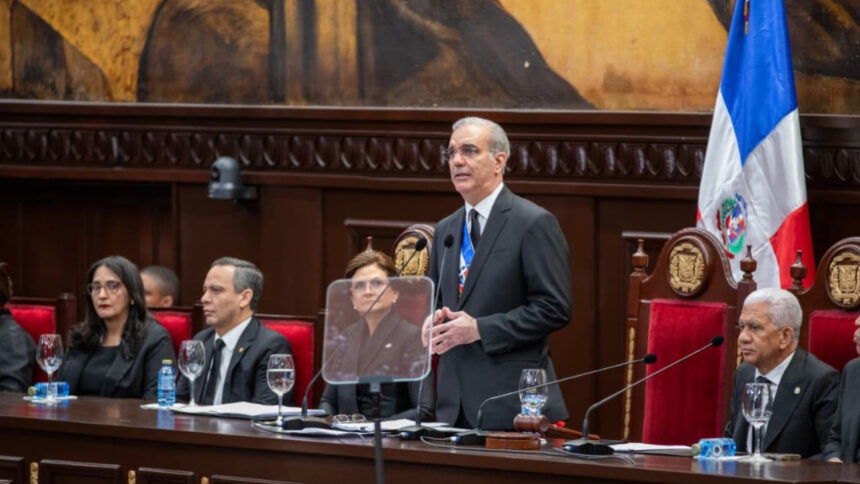 Presidente Abinader llama a fortalecer la democracia y construir una nación más justa