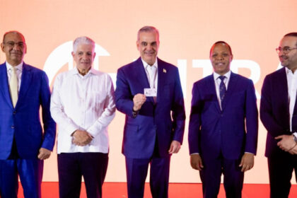 Presidente Abinader recibe la primera emisión de la nueva licencia de conducir