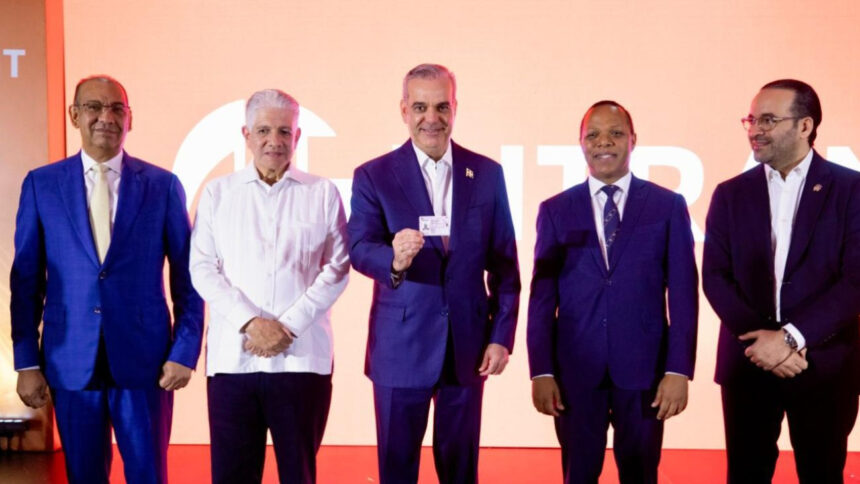 Presidente Abinader recibe la primera emisión de la nueva licencia de conducir