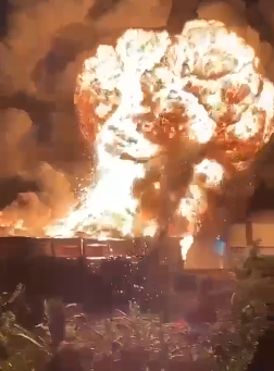 Momento en que empresa de plásticos se prende en llamas en Haina; el fuego sigue vivo